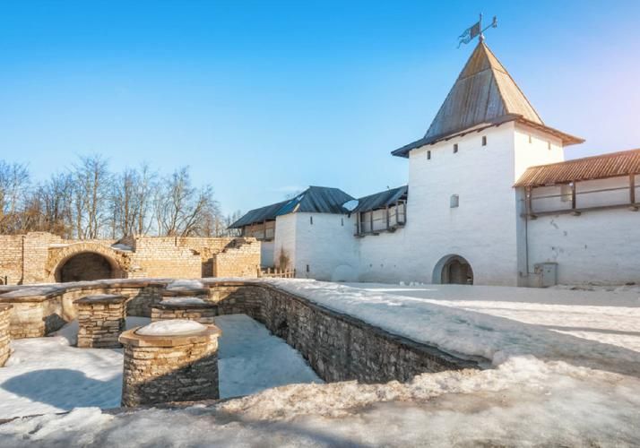 Где замки Выборга шепчут колядки, а Псковские крепости — хранят огонь