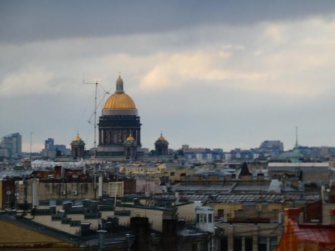 Сказка в каменных стенах: новогодние ритуалы Петербурга